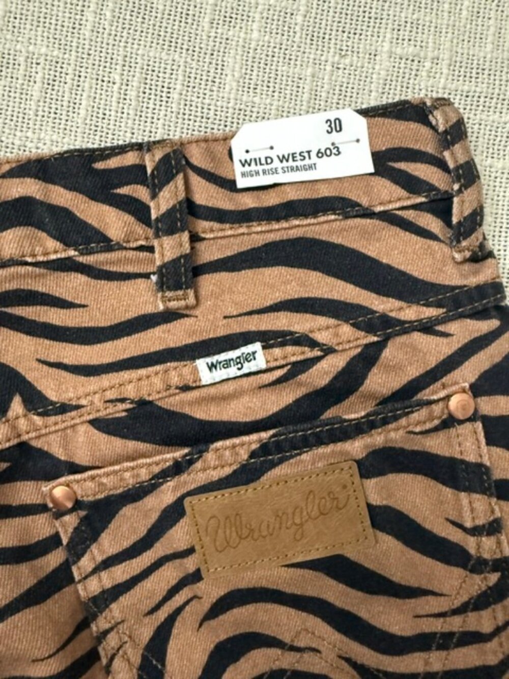 Wrangler 603 Wild West High Rise Straight Jeans Purr Tiger Print Size 30 NWT - Picture 5 of 6
